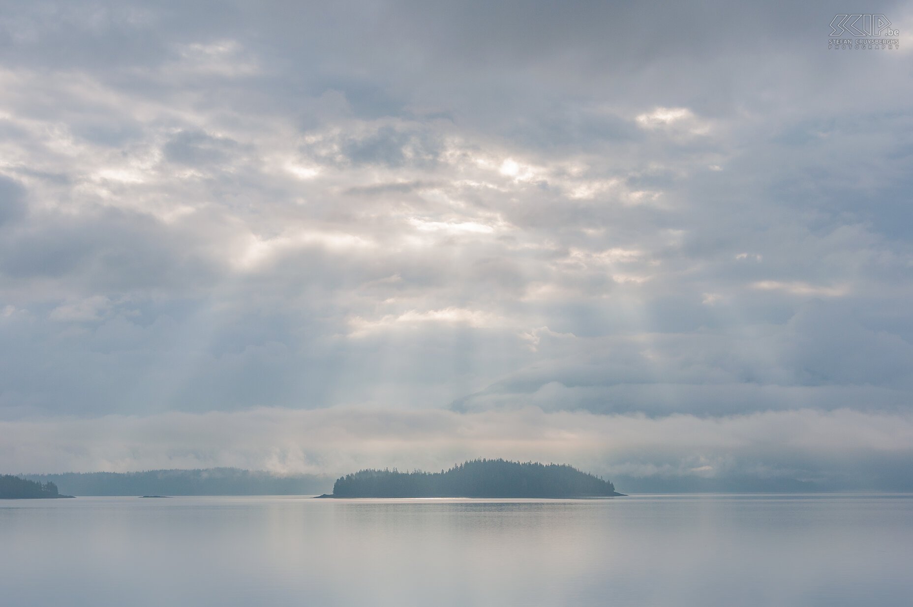 Inside Passage From Prince Rupert we took the ferry through the Inside Passage, with its fjords and pristine islands, to Port Hardy on Vancouver Island. The ferry trip takes 15 hours. The day started gray but this can also result in beautiful images. Stefan Cruysberghs